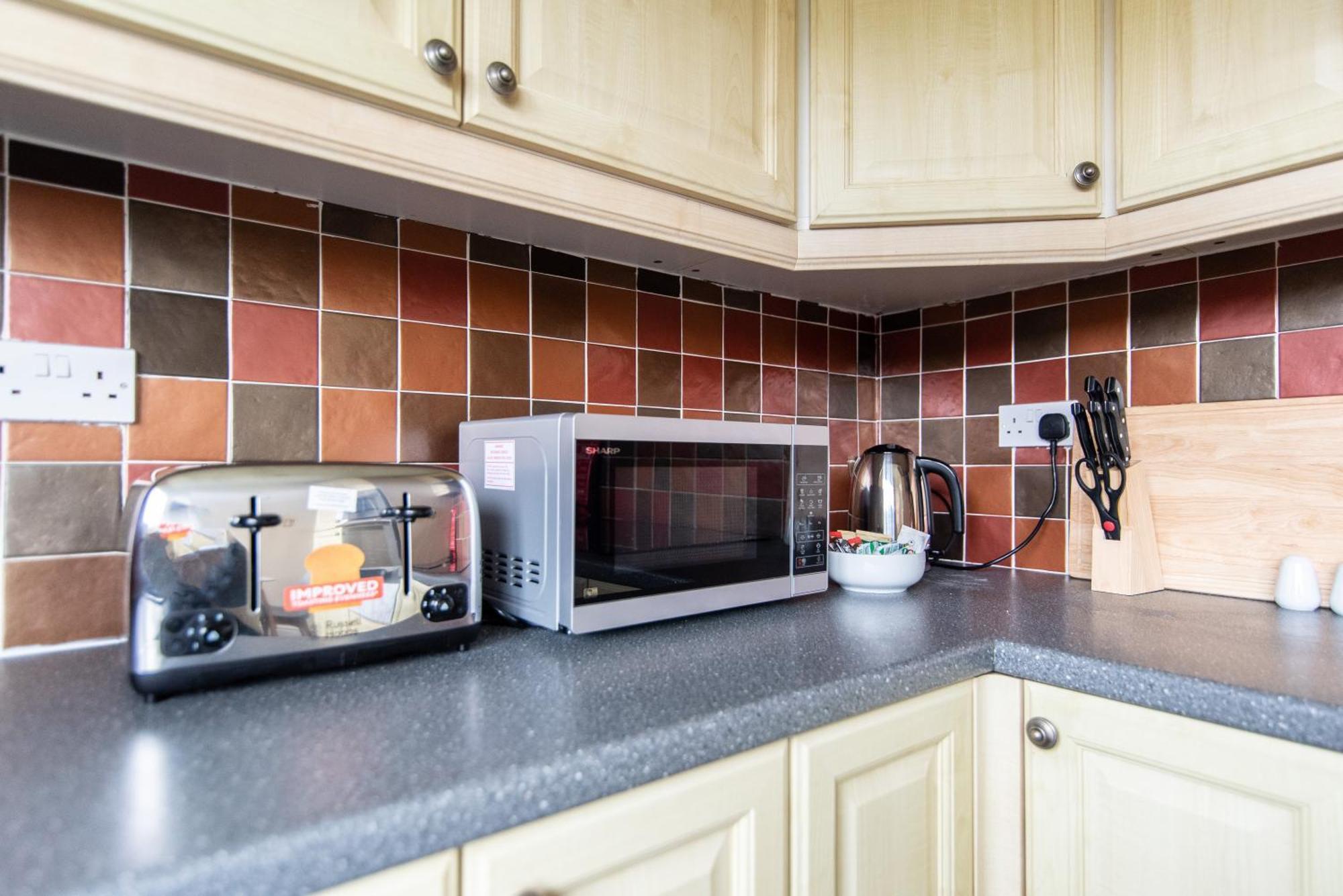 3 Bed Apartment - Perfect For Contractors Near Liverpool Airport Hale  Dış mekan fotoğraf