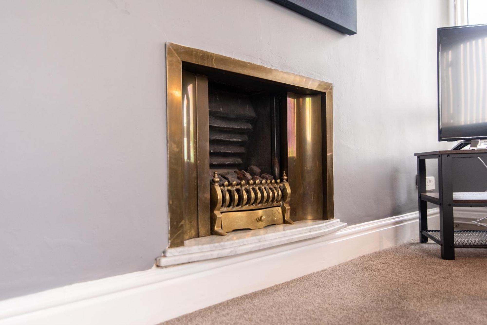 3 Bed Apartment - Perfect For Contractors Near Liverpool Airport Hale  Dış mekan fotoğraf