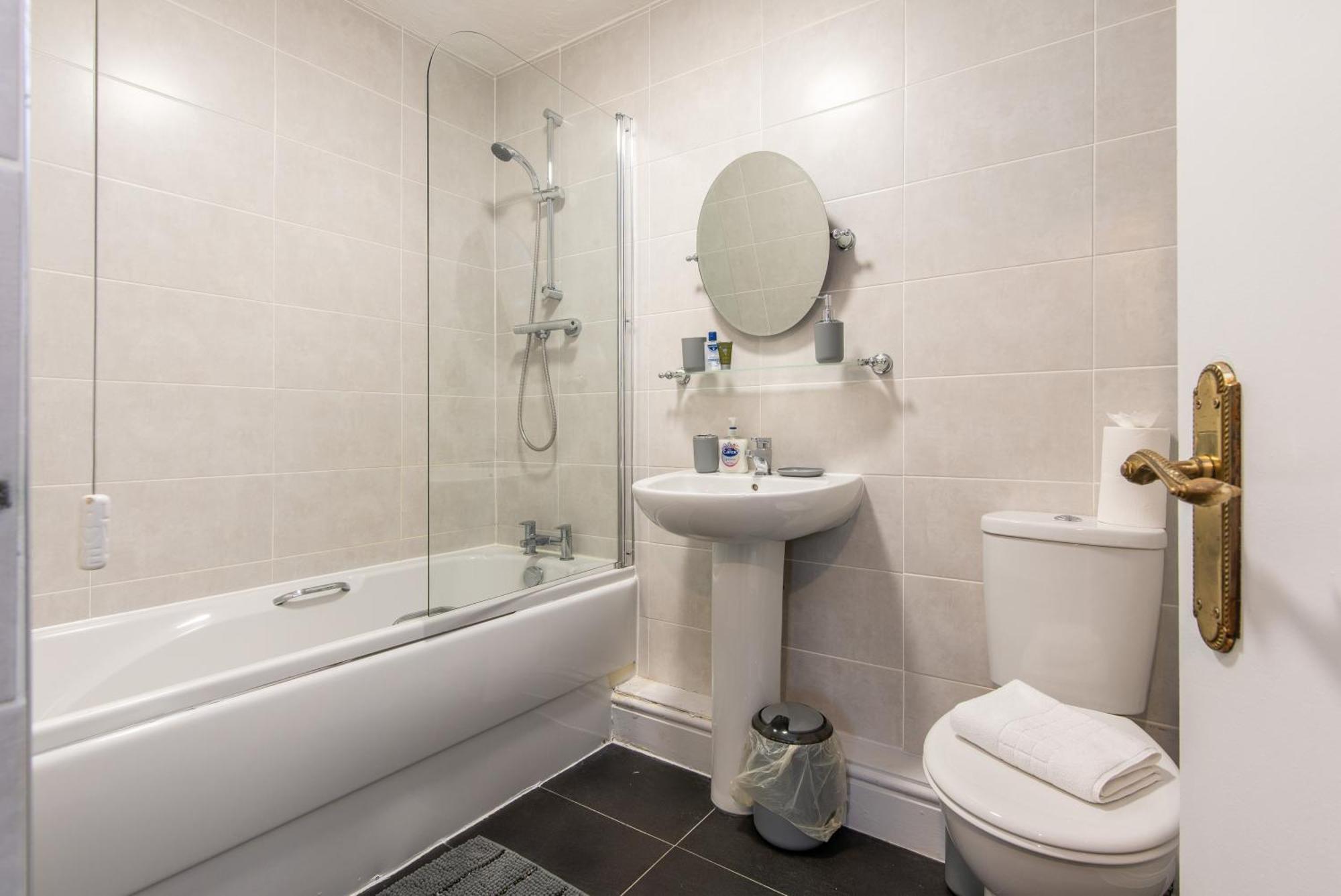 3 Bed Apartment - Perfect For Contractors Near Liverpool Airport Hale  Dış mekan fotoğraf