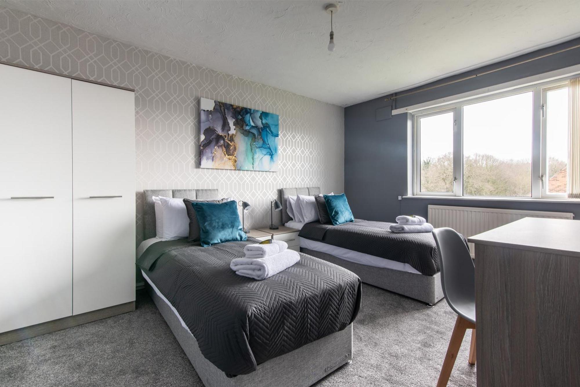 3 Bed Apartment - Perfect For Contractors Near Liverpool Airport Hale  Dış mekan fotoğraf